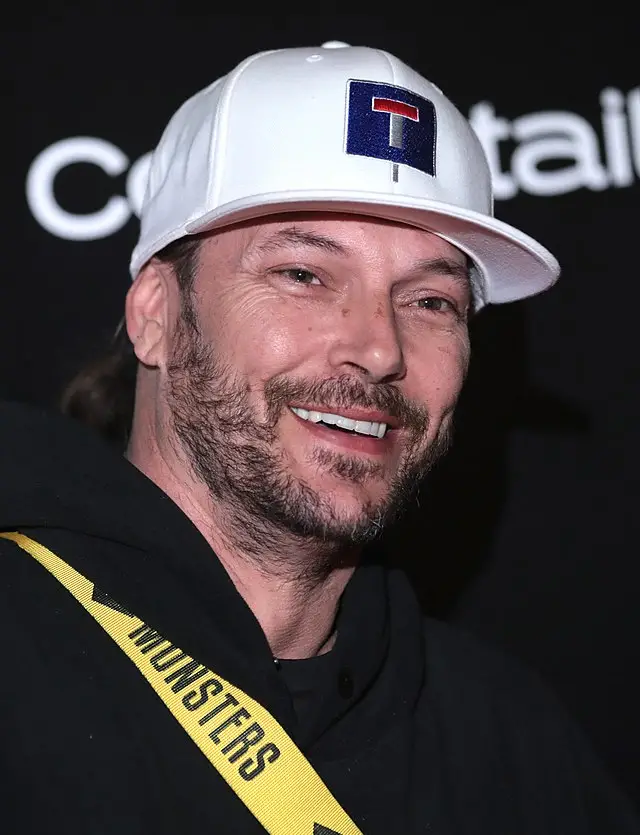 How tall is Kevin Federline?